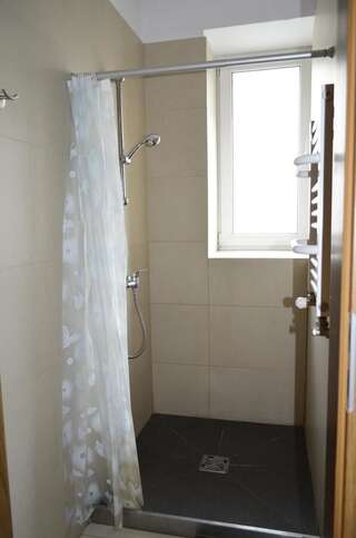 Хостелы Twoj Hostel Katowice Катовице Трехместный номер с собственной ванной комнатой-3
